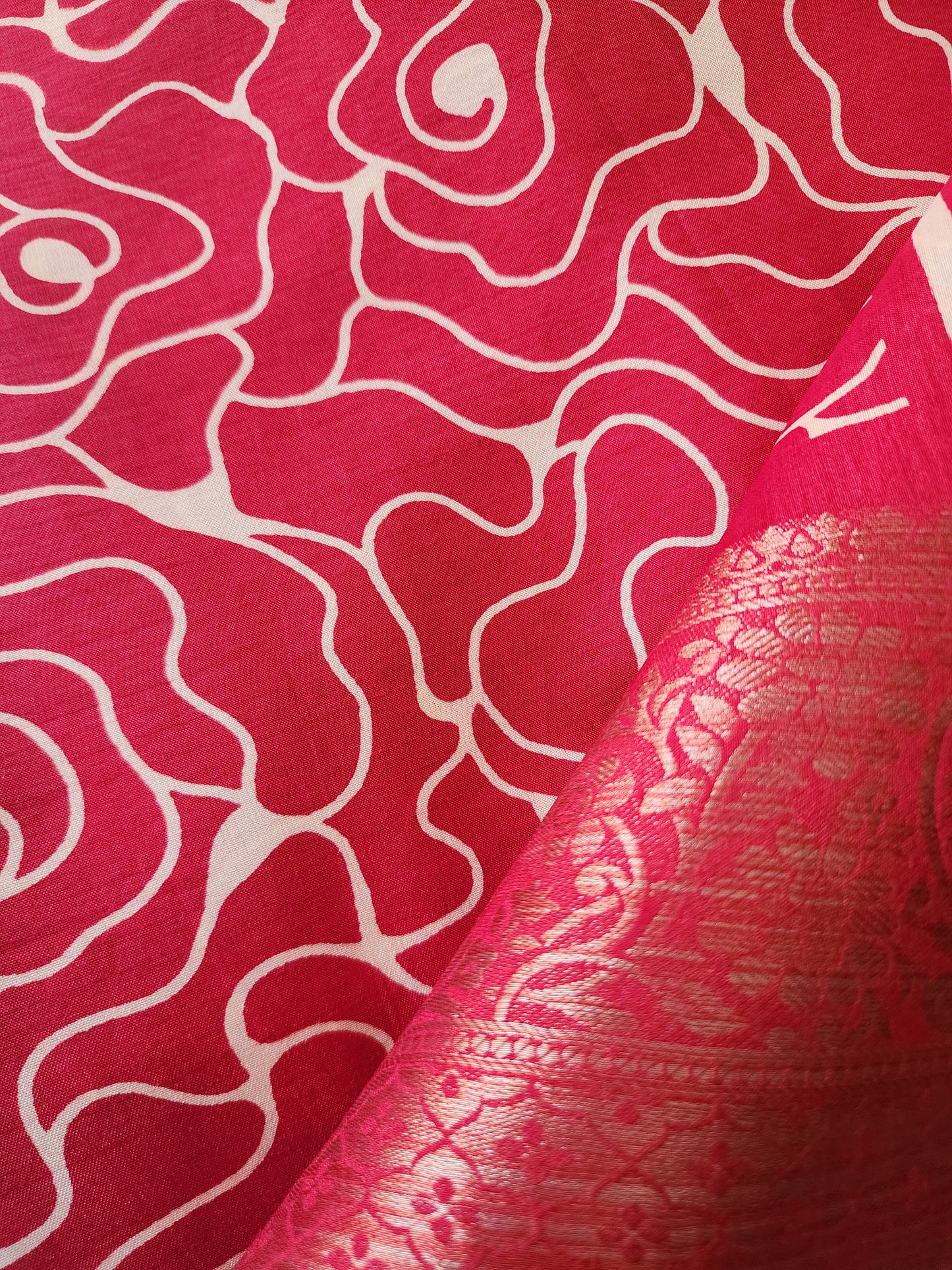 Red Rose Printed Muslin Saree